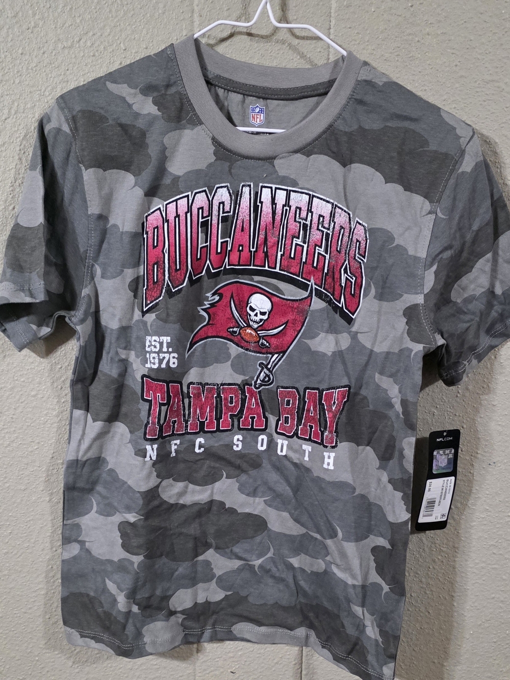 Nwt Youth NFL Tampa Bay Buccaneers Gray Camo Tee with Red Logo Sz M (10-12)